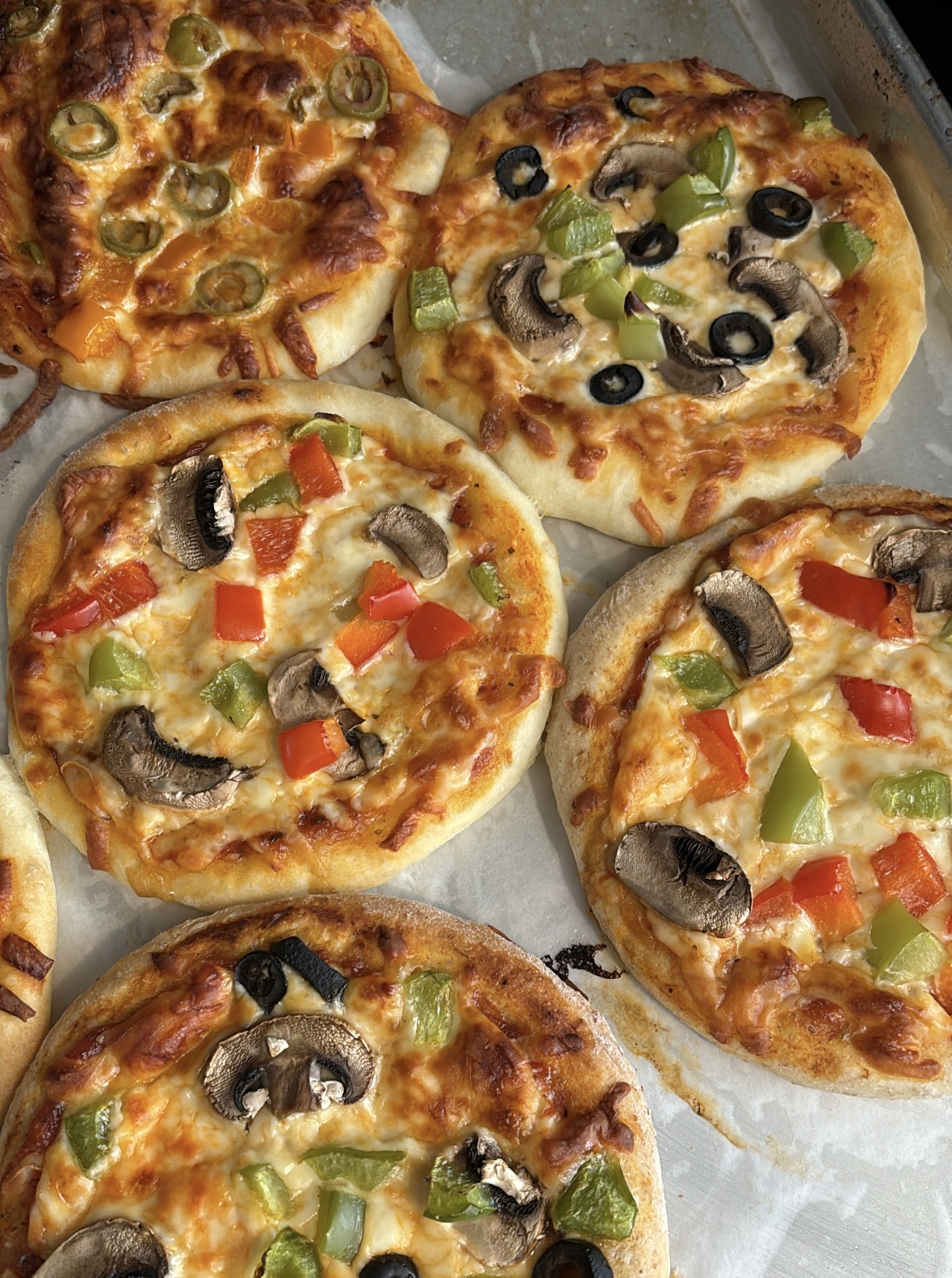 HOMEMADE MINI PIZZA